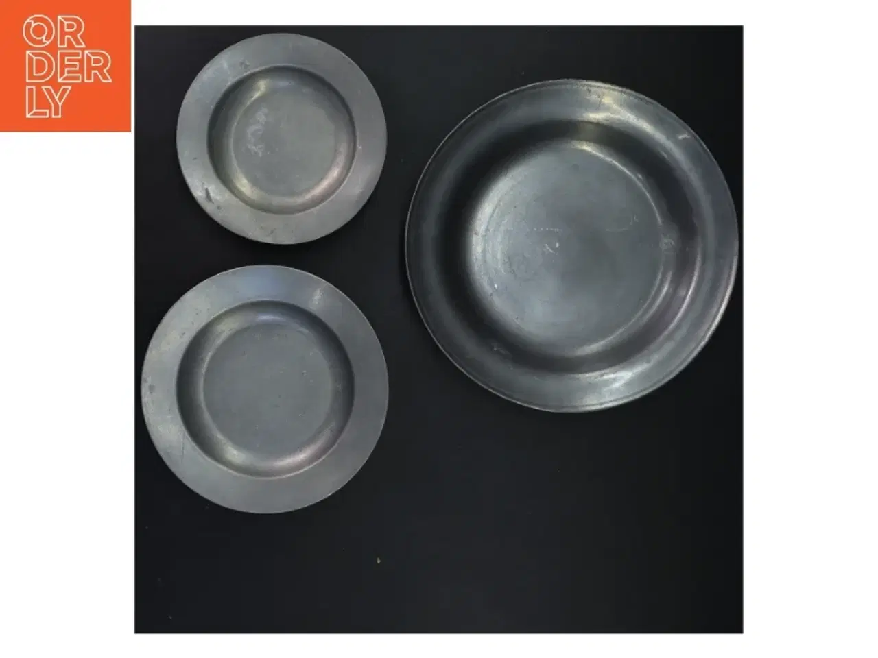Billede 1 - Sæt med tre gamle tinfade (str. Ø 22x3&ø17x1,5&ø14x1,5 cm)