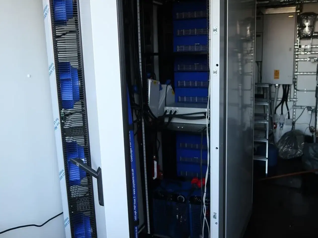 Billede 12 - 20 fods isolering container indrettet som testcenter af overskudsvarme (læs beskrivelse)