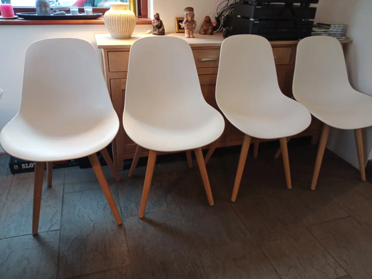 Billede 1 - 4 stk hvide spisebords stole med træ ben