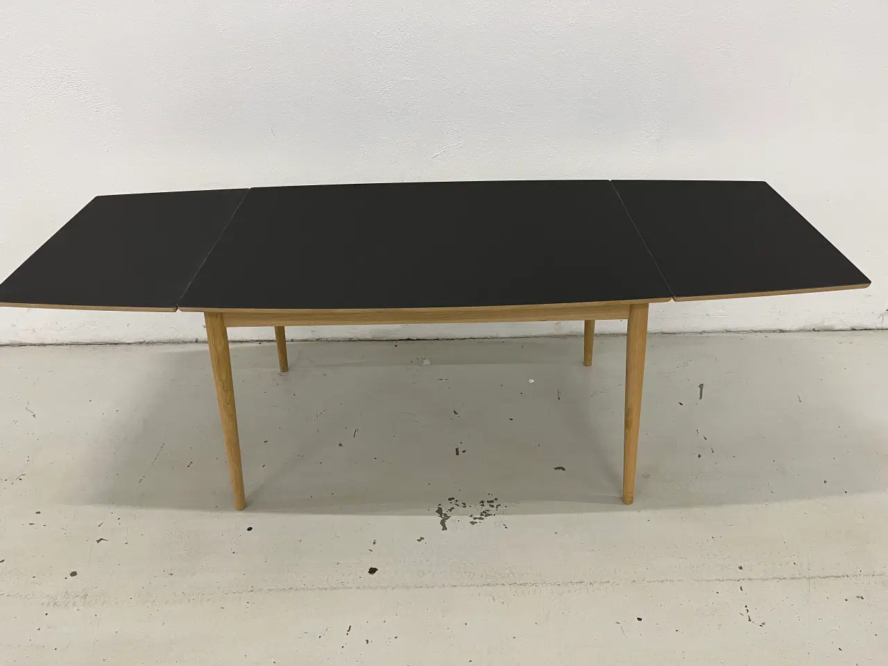 Billede 7 - Curve spisebord fra Pbj design sort linoleum og Eg