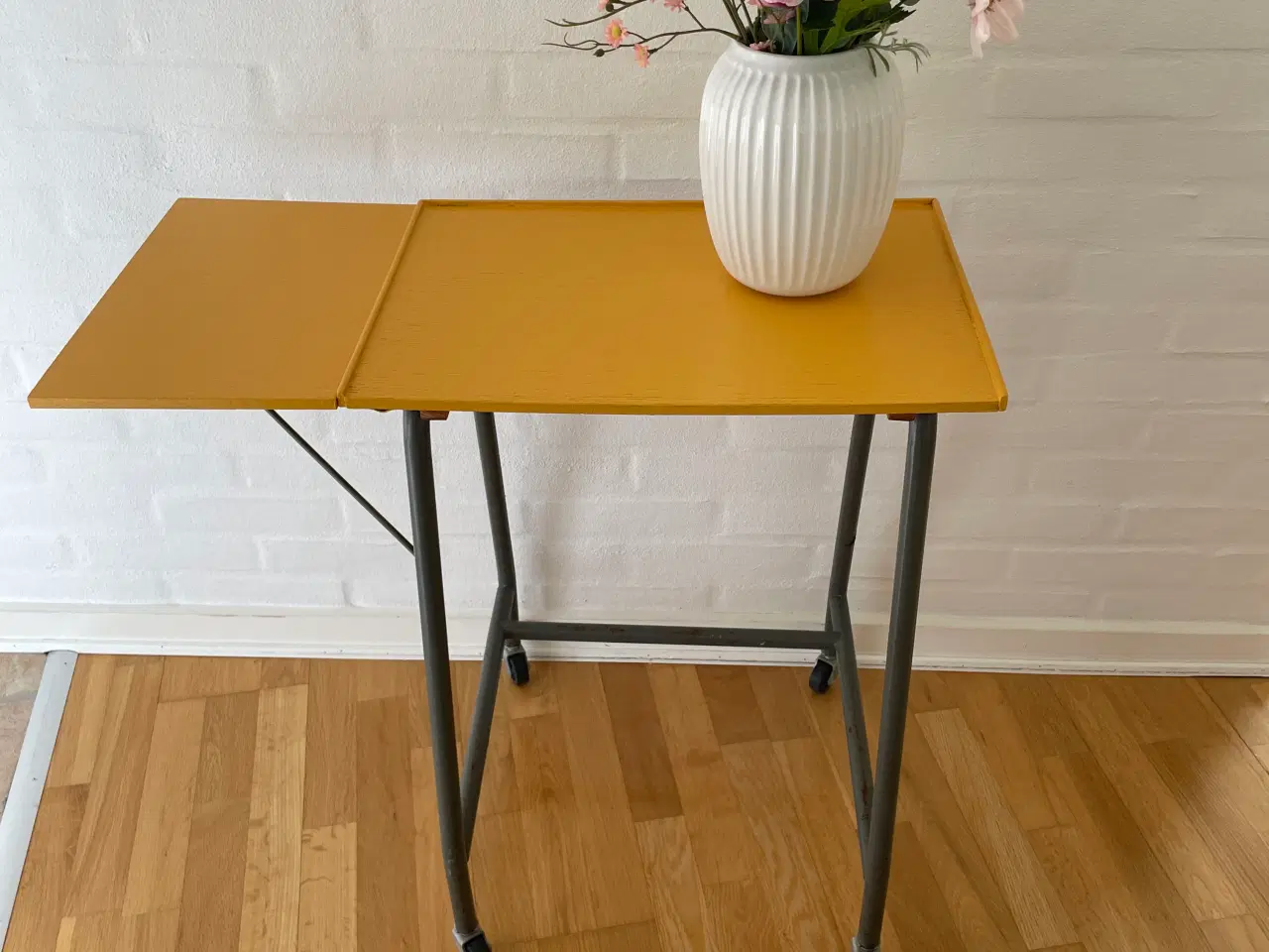 Billede 1 - Retro gult rullebord i industriel stil