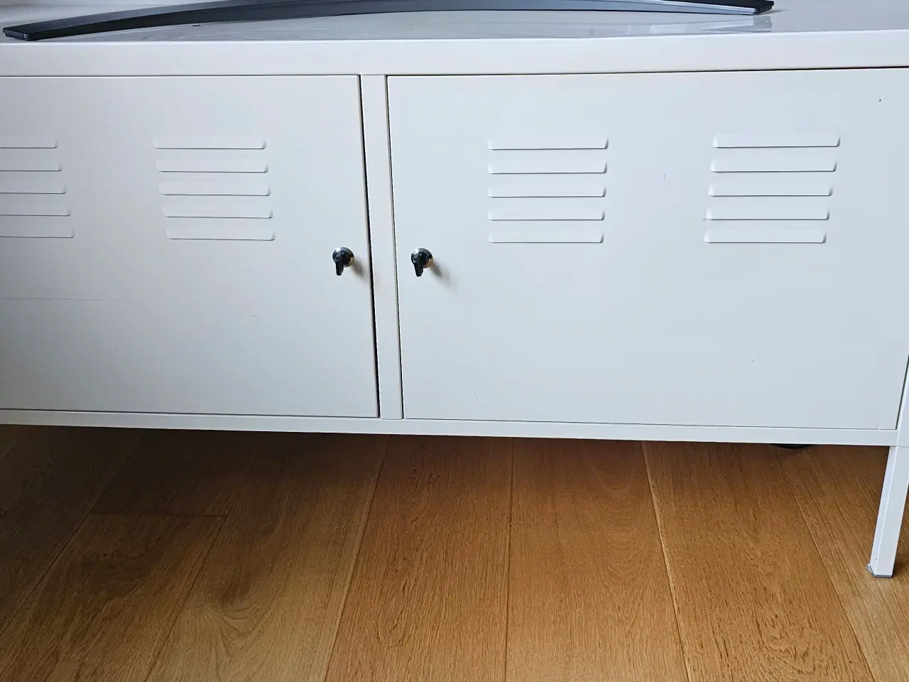 Billede 1 - Metalskab med låger