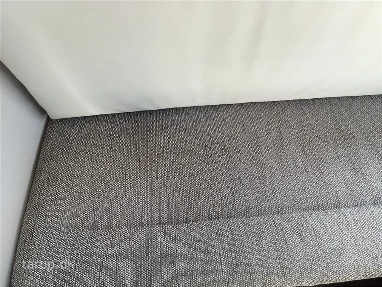 Billede 8 - 2020 - Dethleffs Nomad Snow 590 RF   Fortelt: Isabella Commodore, mover, ALDE centralvarme, vandbåren gulvvarme, rundsiddegruppe, tv-antenne, stort 140 l. køleskab m/ fryser,