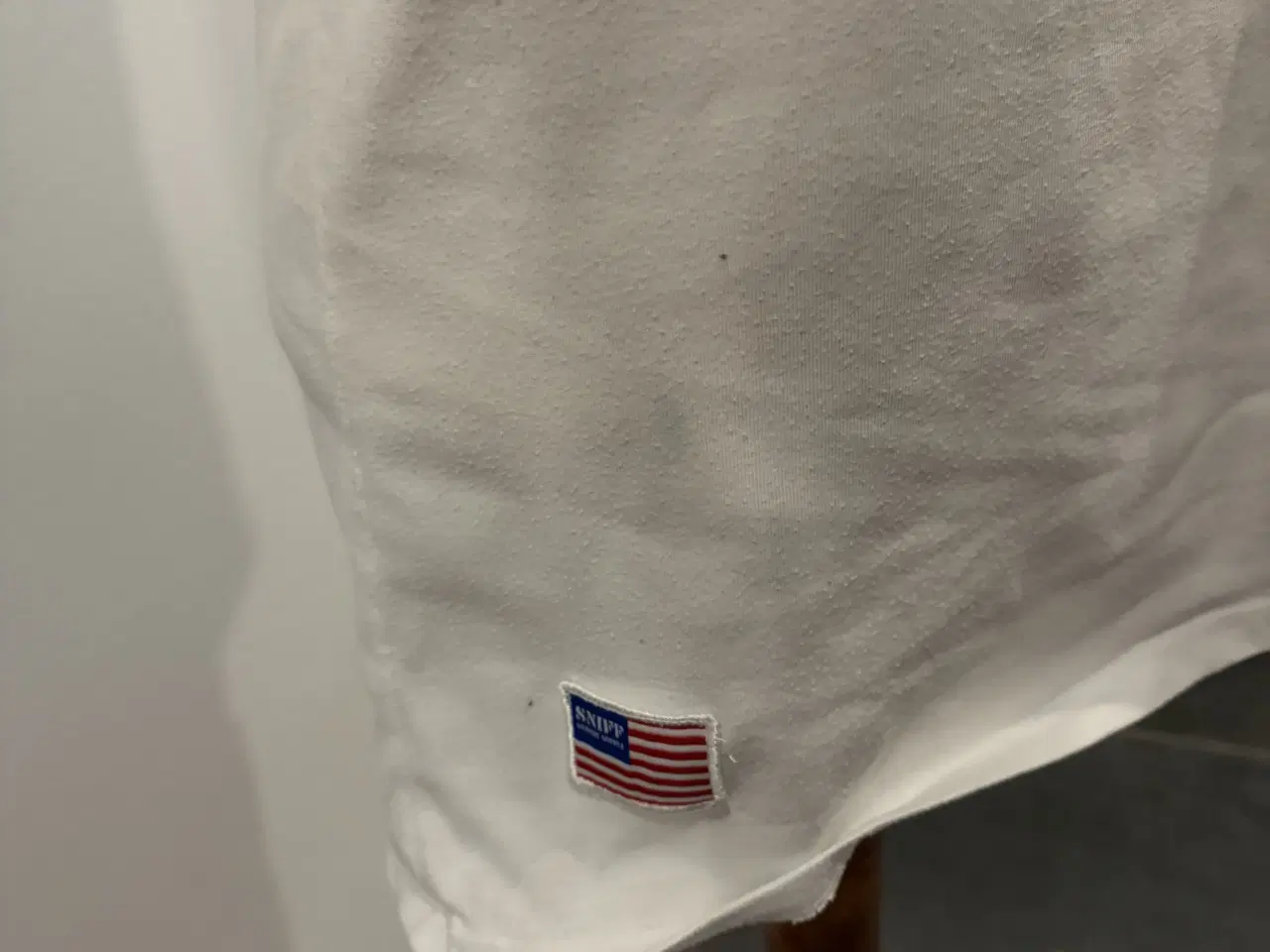 Billede 2 - Hvid T-shirt fra Sniff Street Supply.