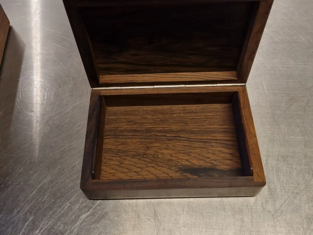 Billede 2 - Cigaret/tobaks kasse sælges