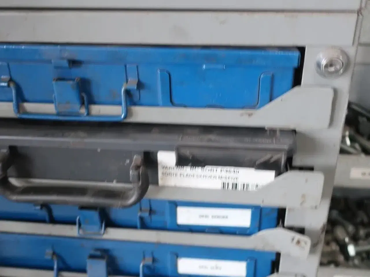 Billede 5 - 2 stk. sortimentsreoler med indhold