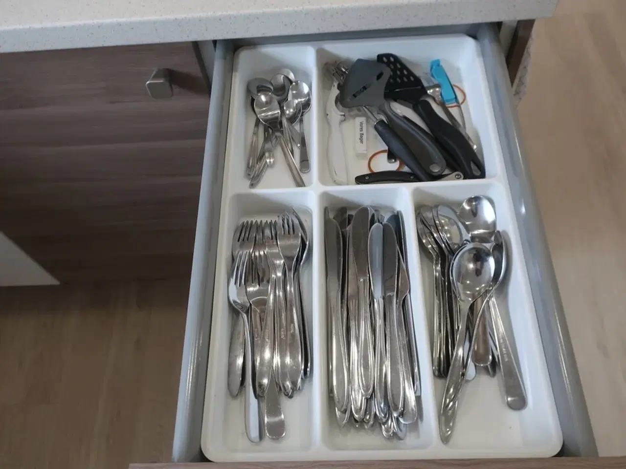 Billede 5 - Div. Service samt indhold i skabe