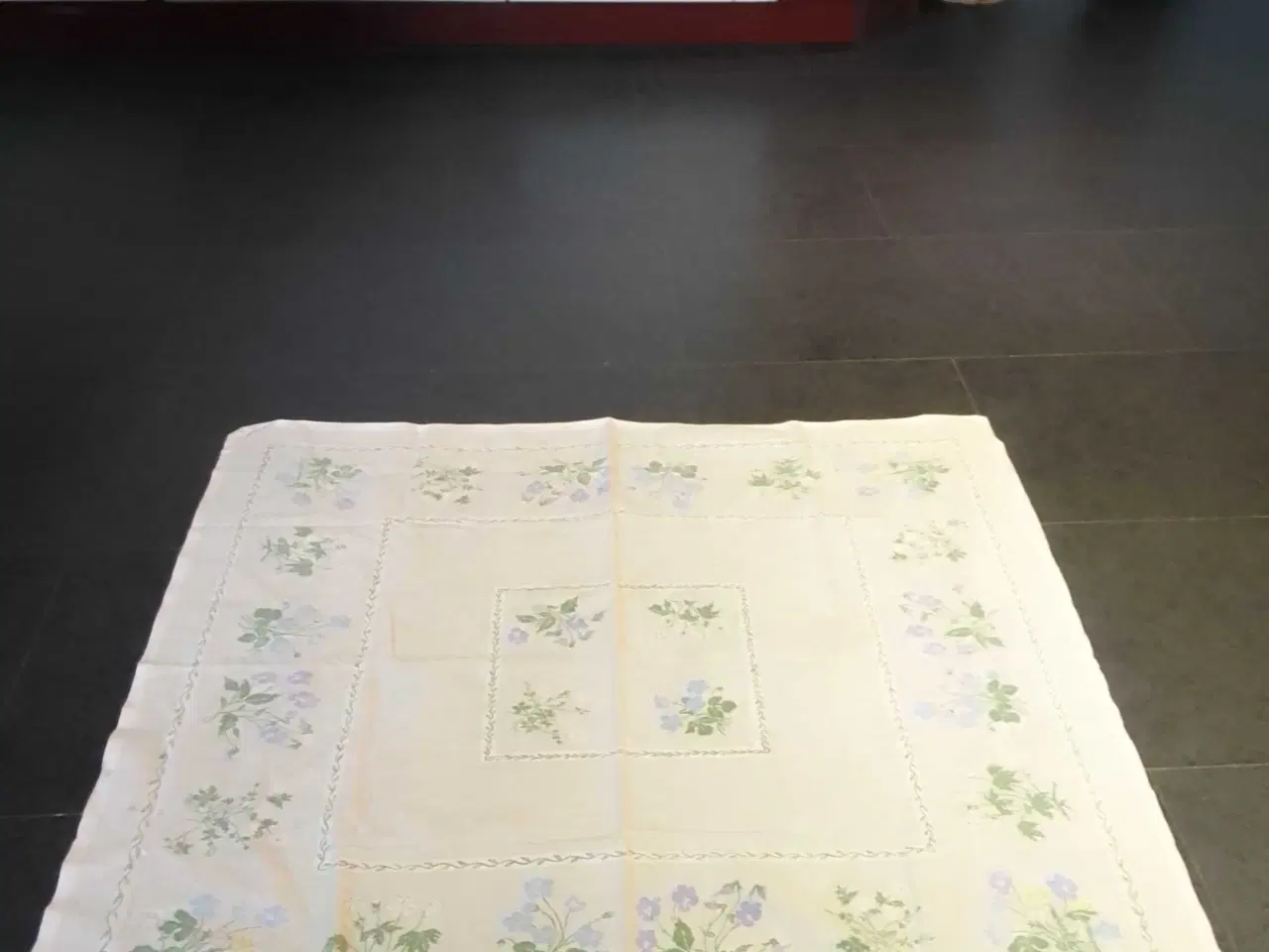 Billede 2 - Yndig dug med Flora Danica motiver