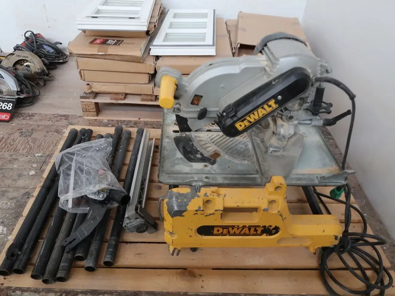 Billede 2 - Dewalt vendbar kap-/geringssav 2000W DW743N