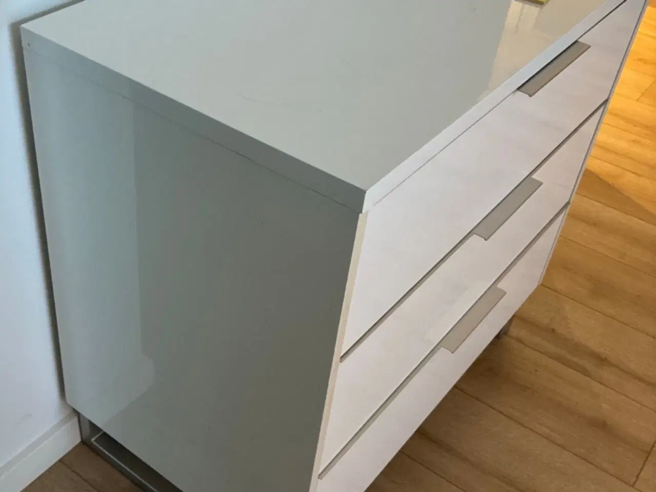 Billede 2 - Hvid kommode med 3 skuffer