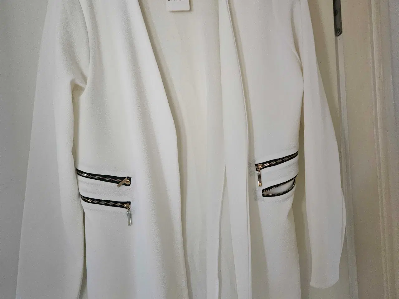 Billede 2 - CREME FRAICHE hvid jakke, størrelse XL