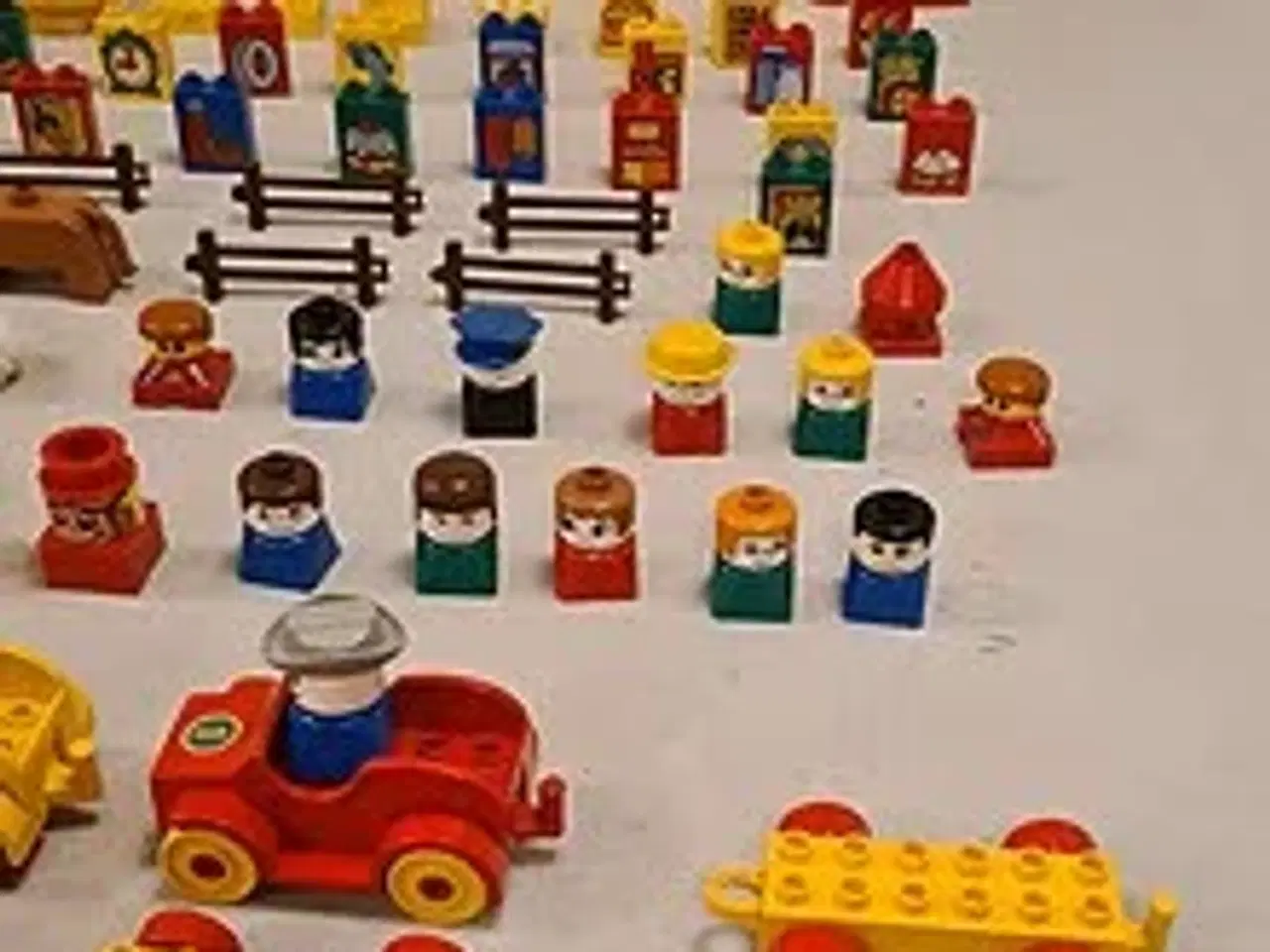 Billede 5 - LEGO DUPLO byggesæt med tog og figurer