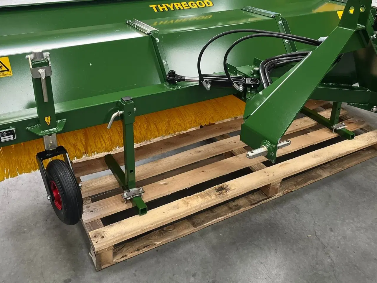 Billede 15 - Thyregod TK 2800 med nylon børster og hydraulisk sving. brede 2800 og feje brede 2500