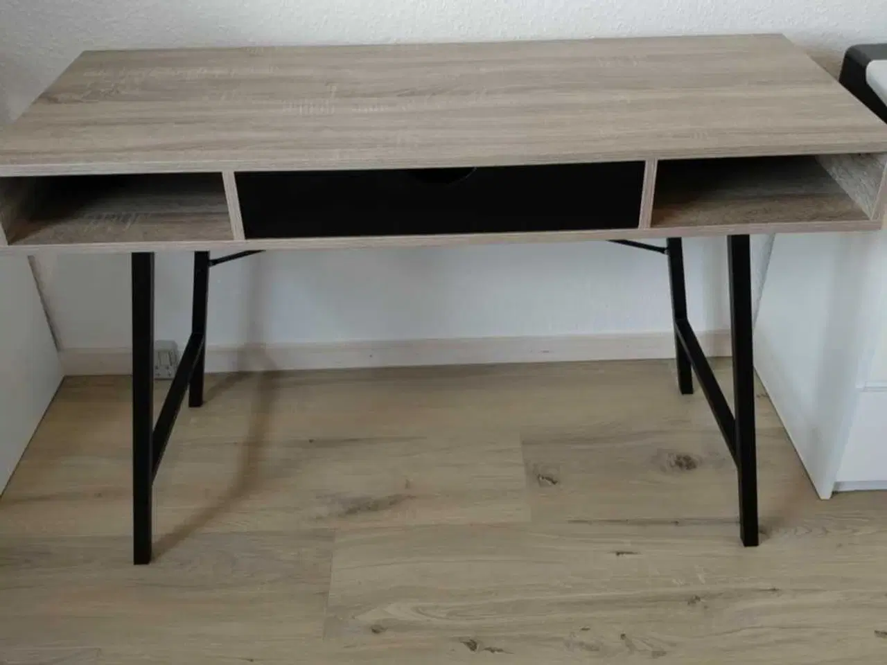 Billede 1 - Flot skrivebord med sort skuffe.