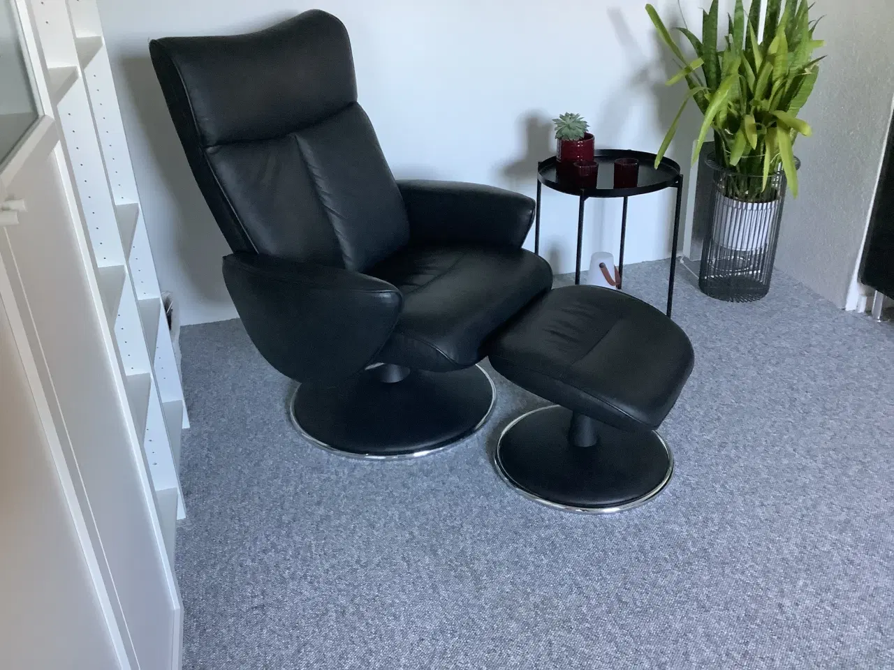Billede 2 - Dreje stol incl fodskammel, sort læder