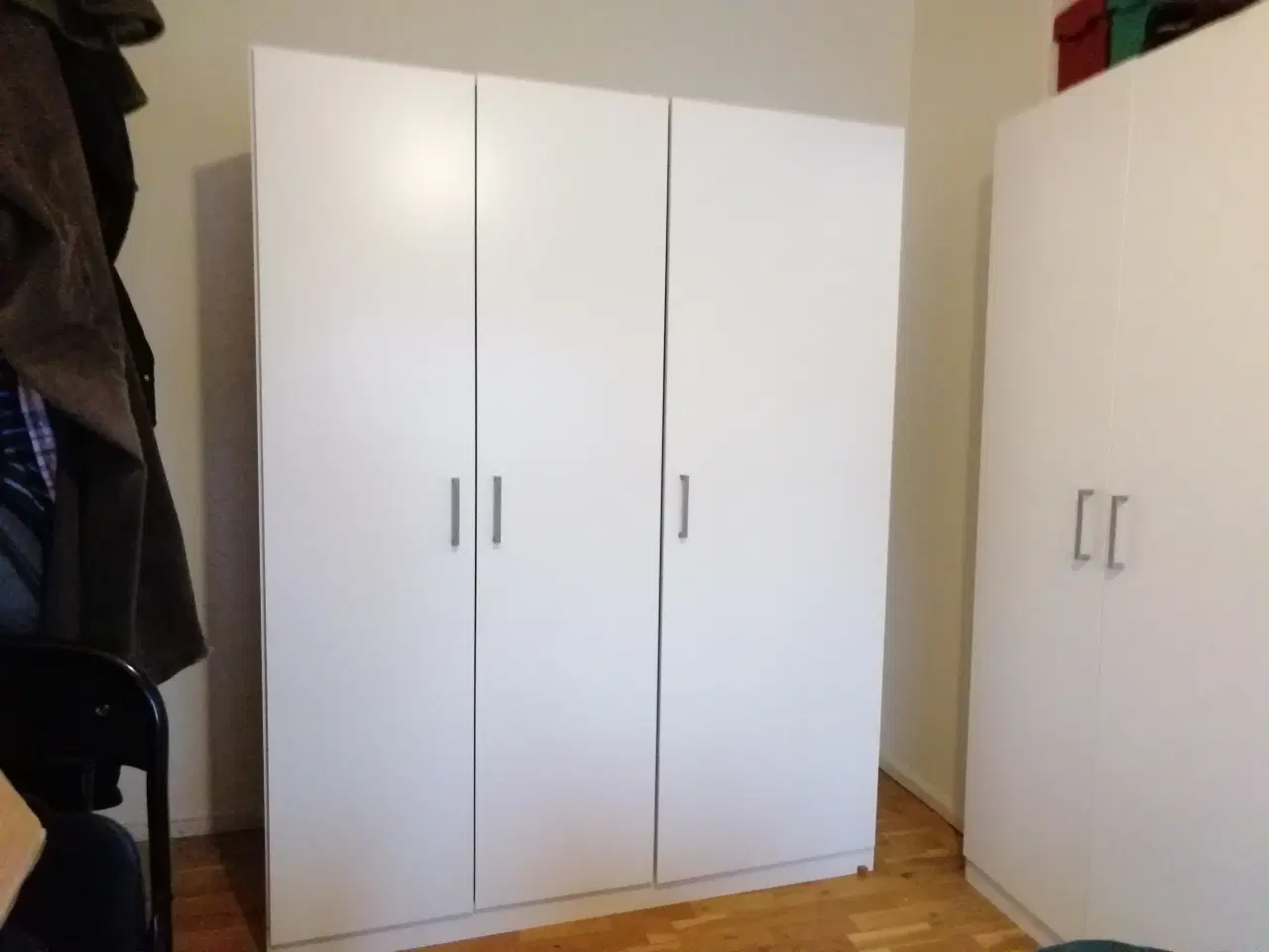 Billede 1 - Hvidt klædeskab, tre døre 