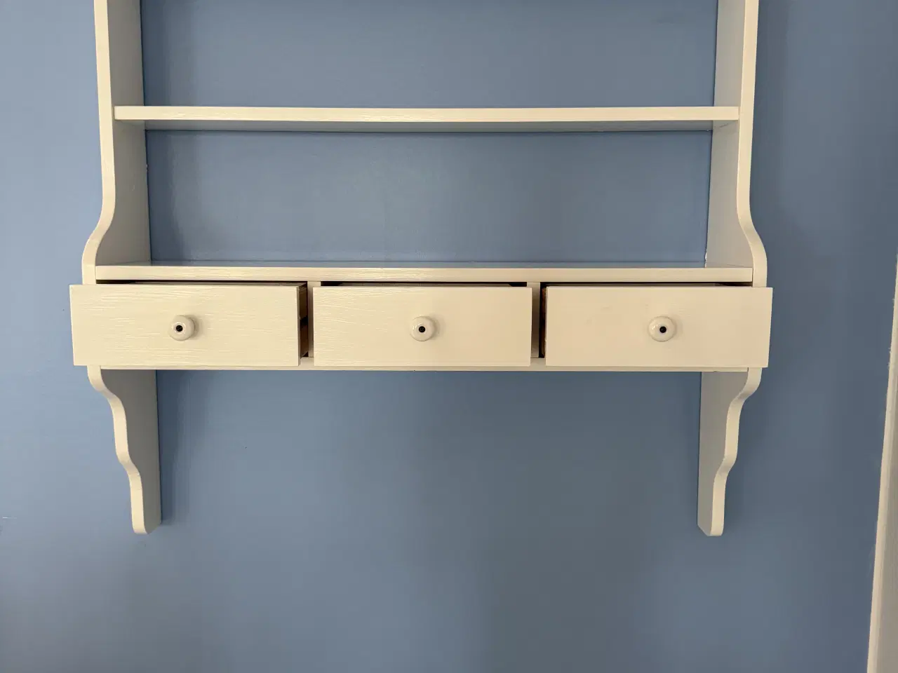 Billede 2 - Hvidmalet køkkenhylde