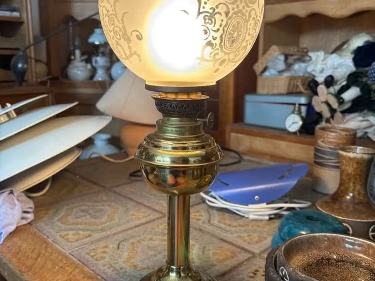 Billede 1 -  💡 Vintage bordlampe med glaslampeskærm – Design 