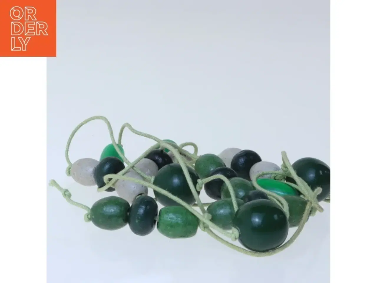 Billede 2 - Grøn perlekæde med forskelligartede perler (str. 140 cm)