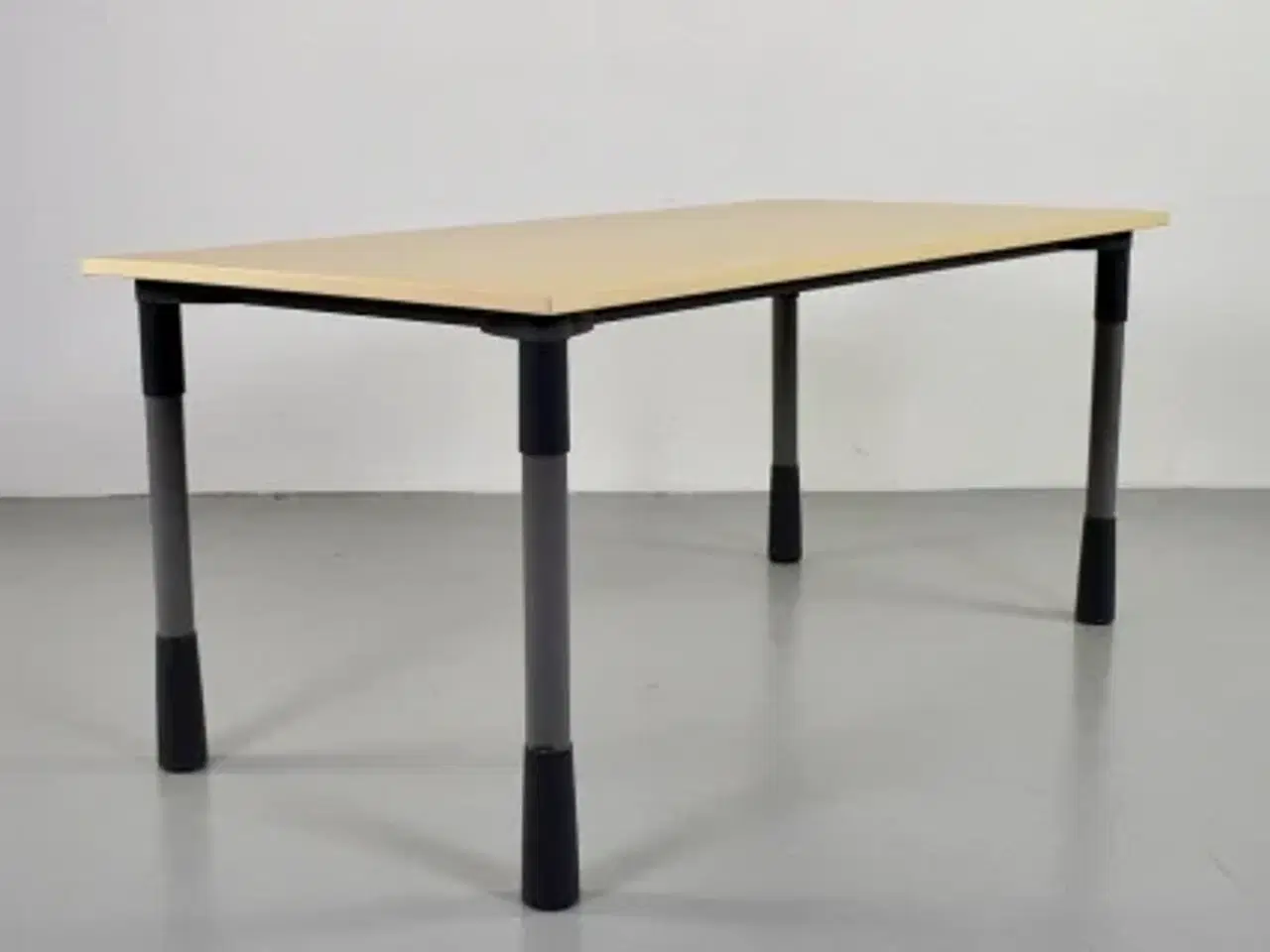 Billede 1 - Kinnarps konferencebord med plade i ahorn og på grå ben