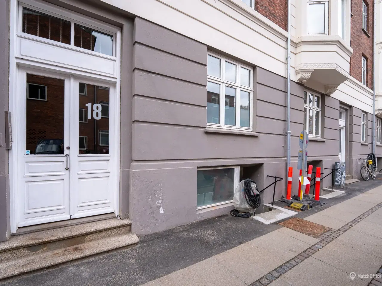 Billede 1 - SÆLGES: Regulær erhvervsandel i kælder – ideel til lager. pluklager eller hobby på Esromgade