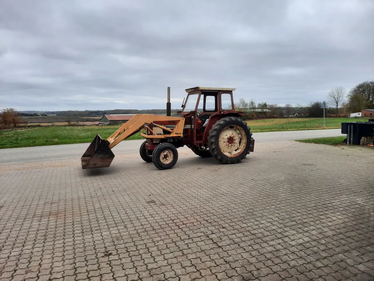 Billede 4 - IH Traktor 654 m/frontlæsser