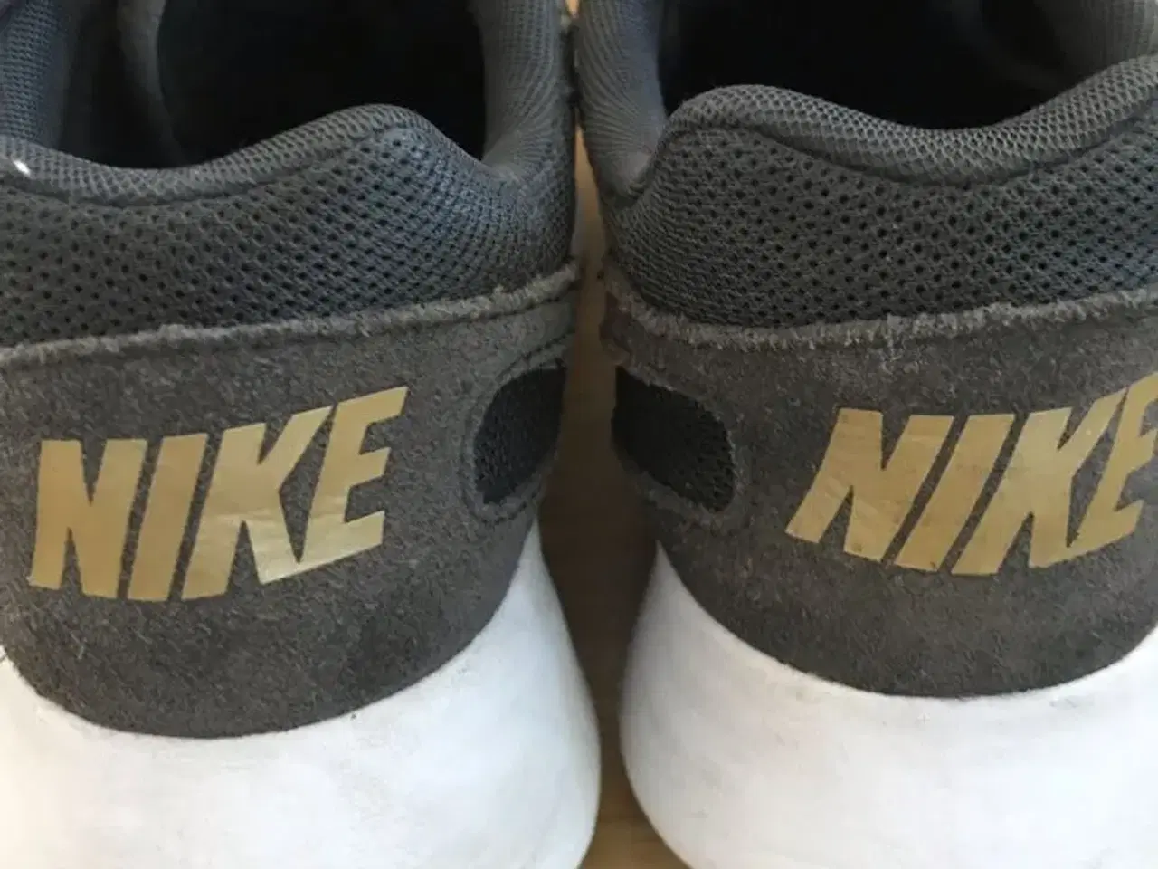 Billede 3 - Grå Nike sko med guld logo