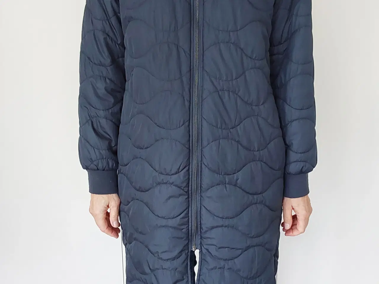 Billede 1 - Nümph quilted lang overgangsfrakke, mørkeblå.