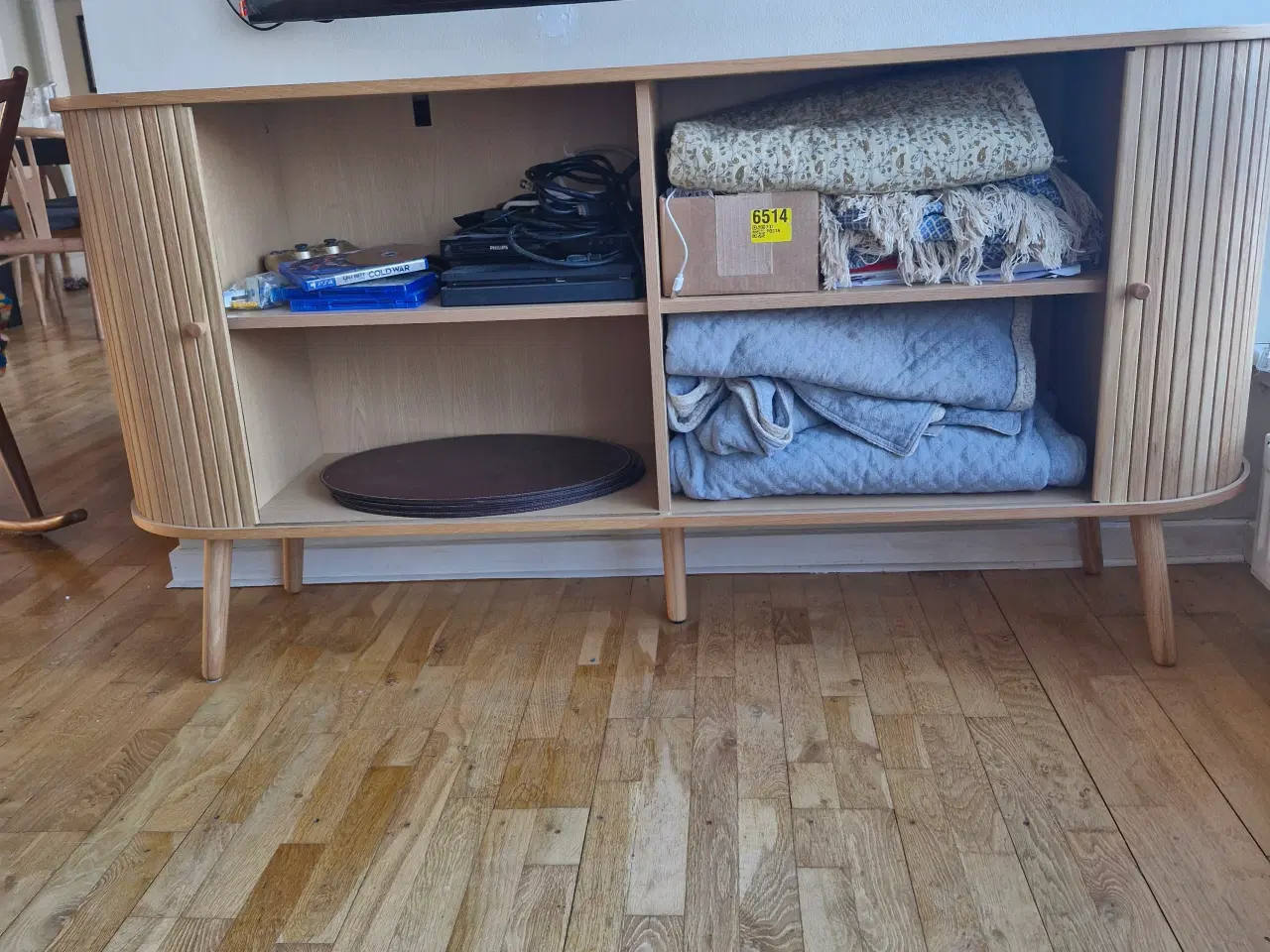 Billede 2 - Flot skænk med jalousi låger