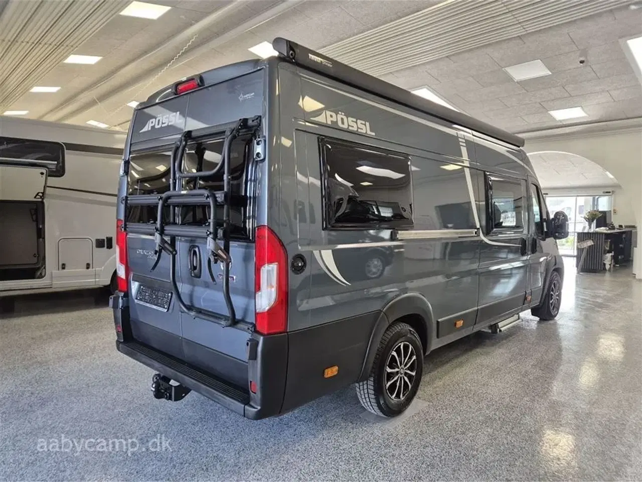 Billede 2 - 2020 - Pössl Roadcar R 640 Automatgear. 2x solceller. batteri. markise. duo-control. kompressor køleskab. undervognsbehandlet. helårsdæk. anhængertræk. soft close på bo-delsdør.