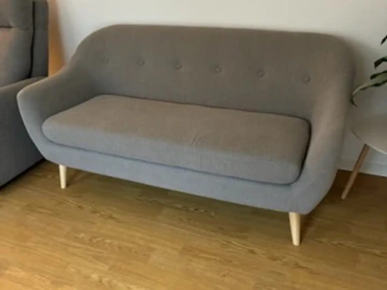 Billede 1 - Sofa EGEDAL 2,5-pers. Lysegråt stof, fra Jysk.