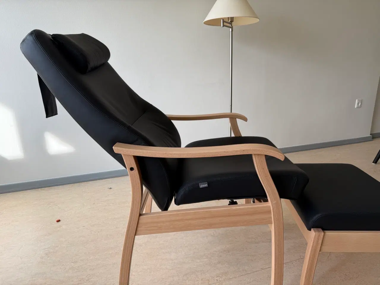 Billede 1 - Sort Farstrup læder hvilestol med fodskammel