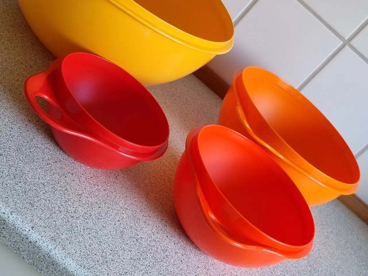 Billede 3 - Tupperware skåle med låg.