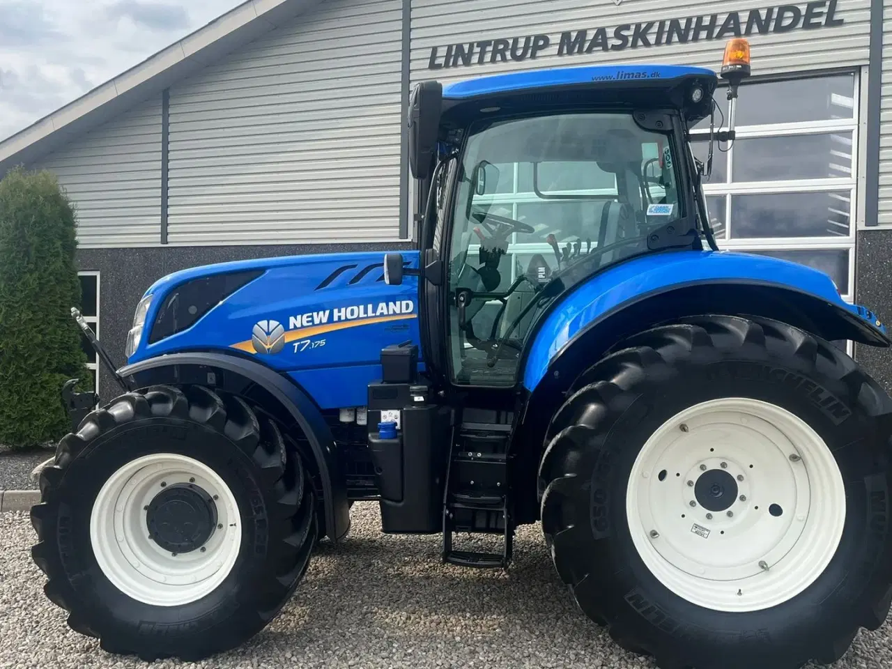 Billede 12 - New Holland T7.175 RangeCommand med frontlift. Meget velholdt gård traktor.