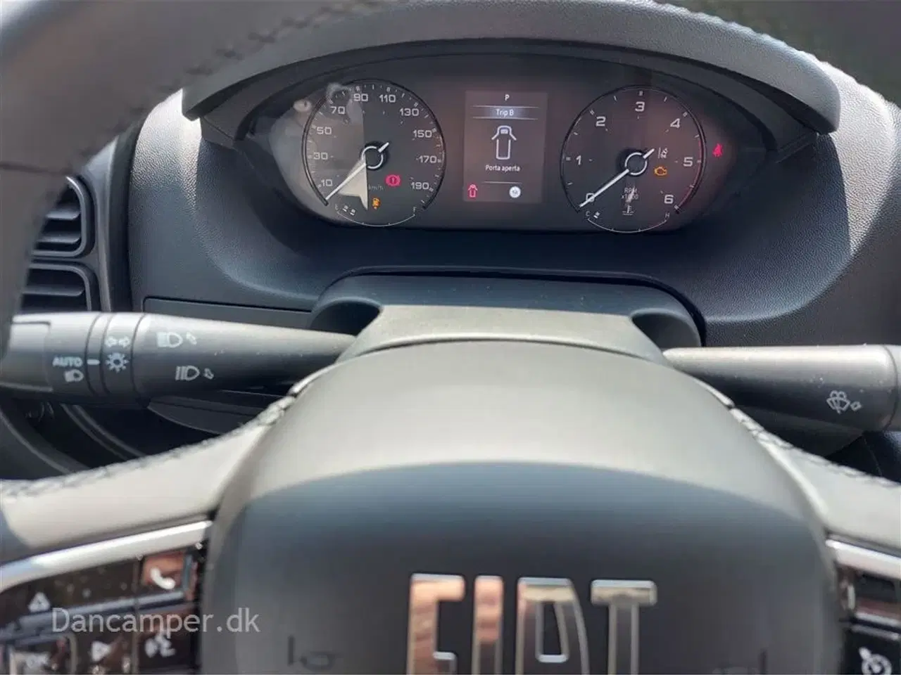 Billede 31 - 2025 - Chausson F&S Line    TILBUDSPRIS kr. 931.800,- SPAR kr. 21.600,- Van som familiecamper med 5 selepladser, pop-up og masser af sovepladser på kun 5,99 m længde.