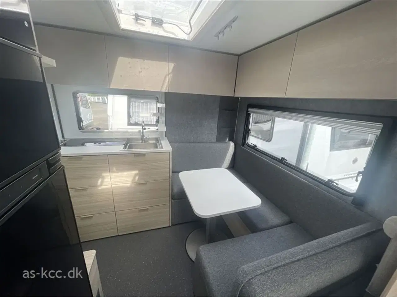 Billede 5 - 2026 - Adria Altea 402 PH   Adria Altea 402 PH årg. 2026 4 sovepladser, 4 siddepladser Myggenet - halvdør kr. 1.640,- er lagt i prisen