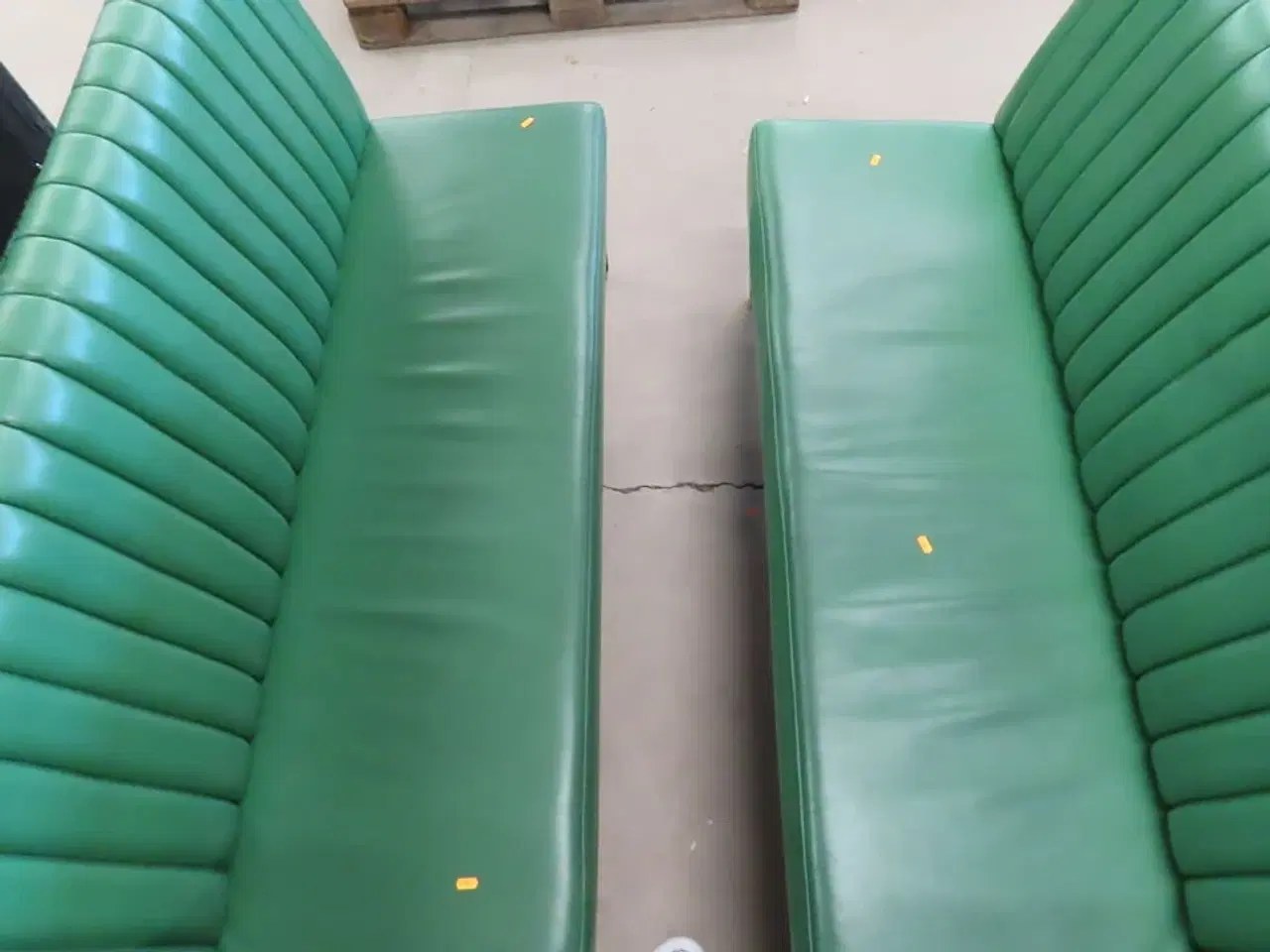 Billede 5 - 2 stk. Spisesofaer i grøn læder