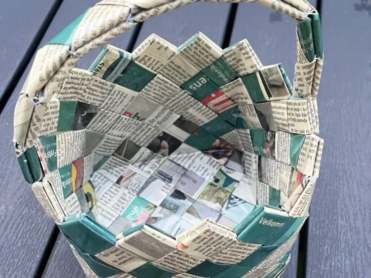 Billede 2 - Håndflettet kurv i avis og grøn farve.