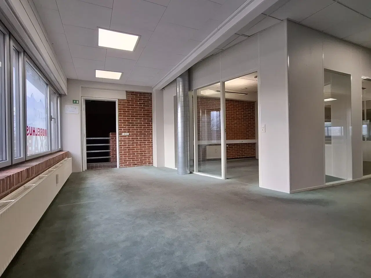 Billede 38 - Suveræn Beliggenhed – Showroom. Klinik, Butik, Gaming, Kontor mm. – Stort åbent areal i midten og mindre cellekontorer i glas.