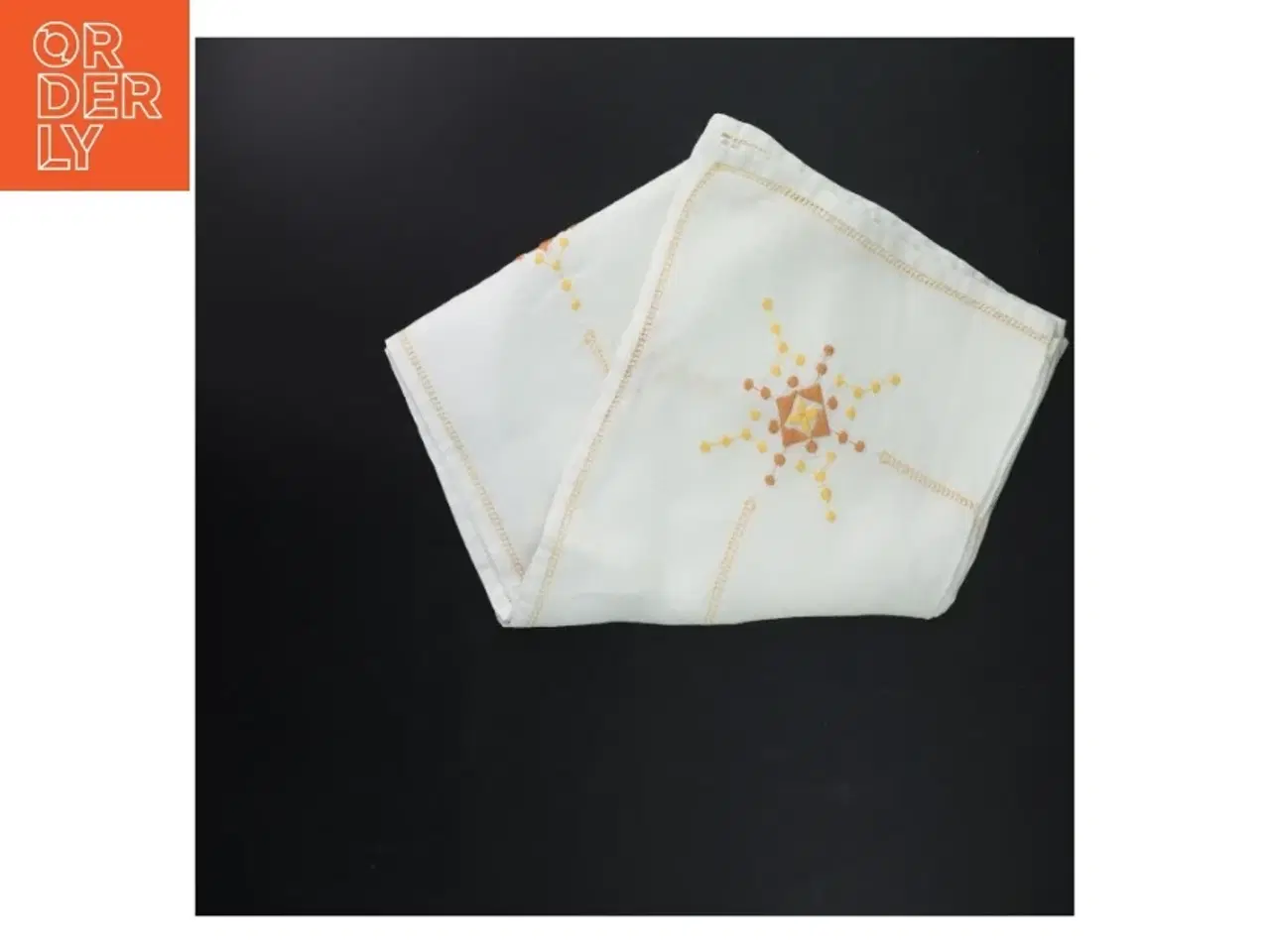 Billede 1 - Håndbroderet dug (str. 86x84 cm)