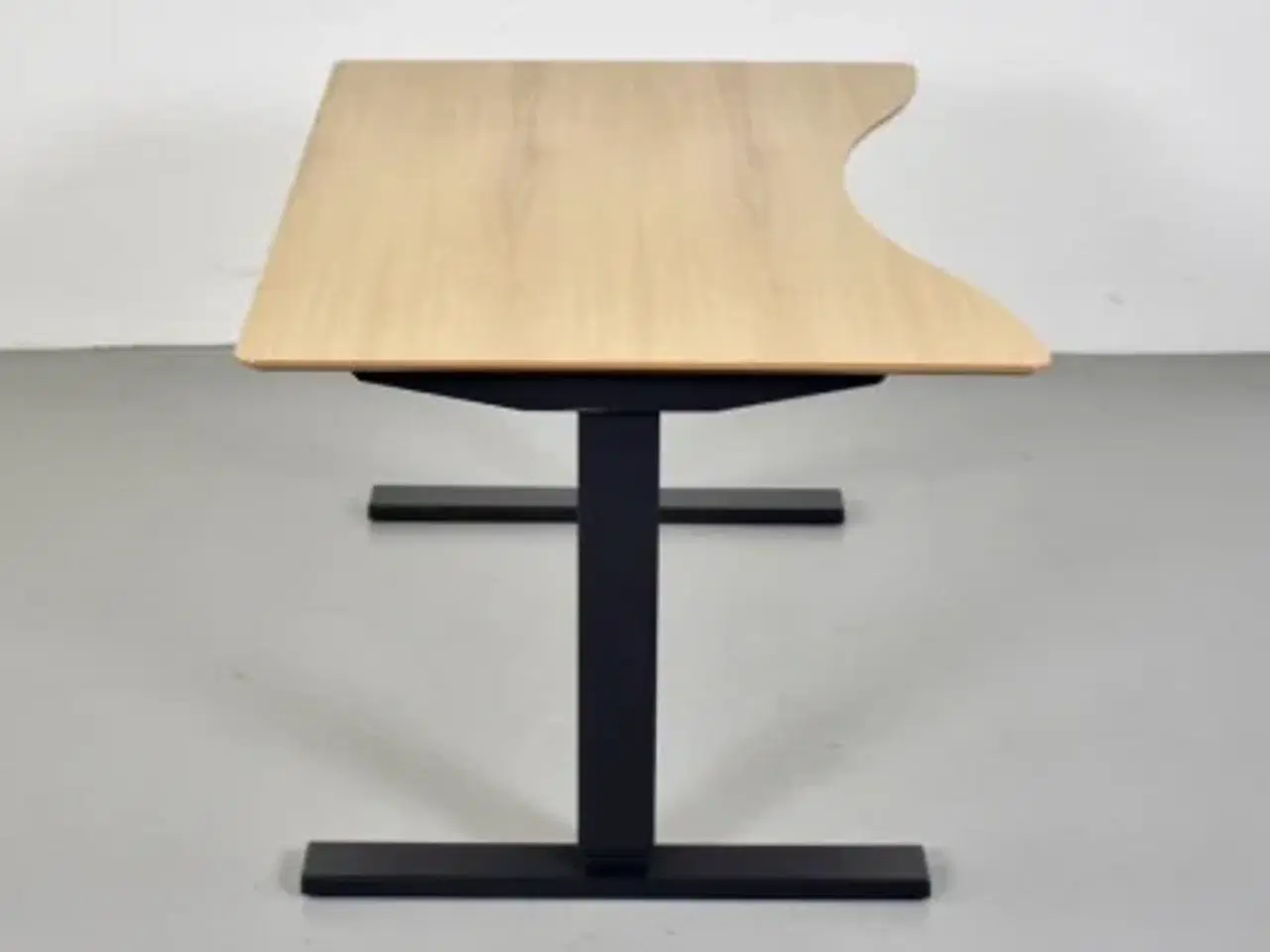 Billede 4 - Scan office hæve-/sænkebord med ege-laminat og mavebue, 120 cm.