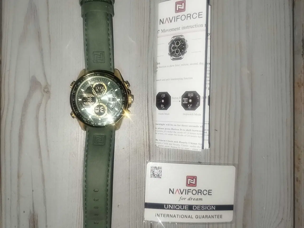 Billede 1 - Flot stort ur med tyk læderrem i en flot armygrøn 