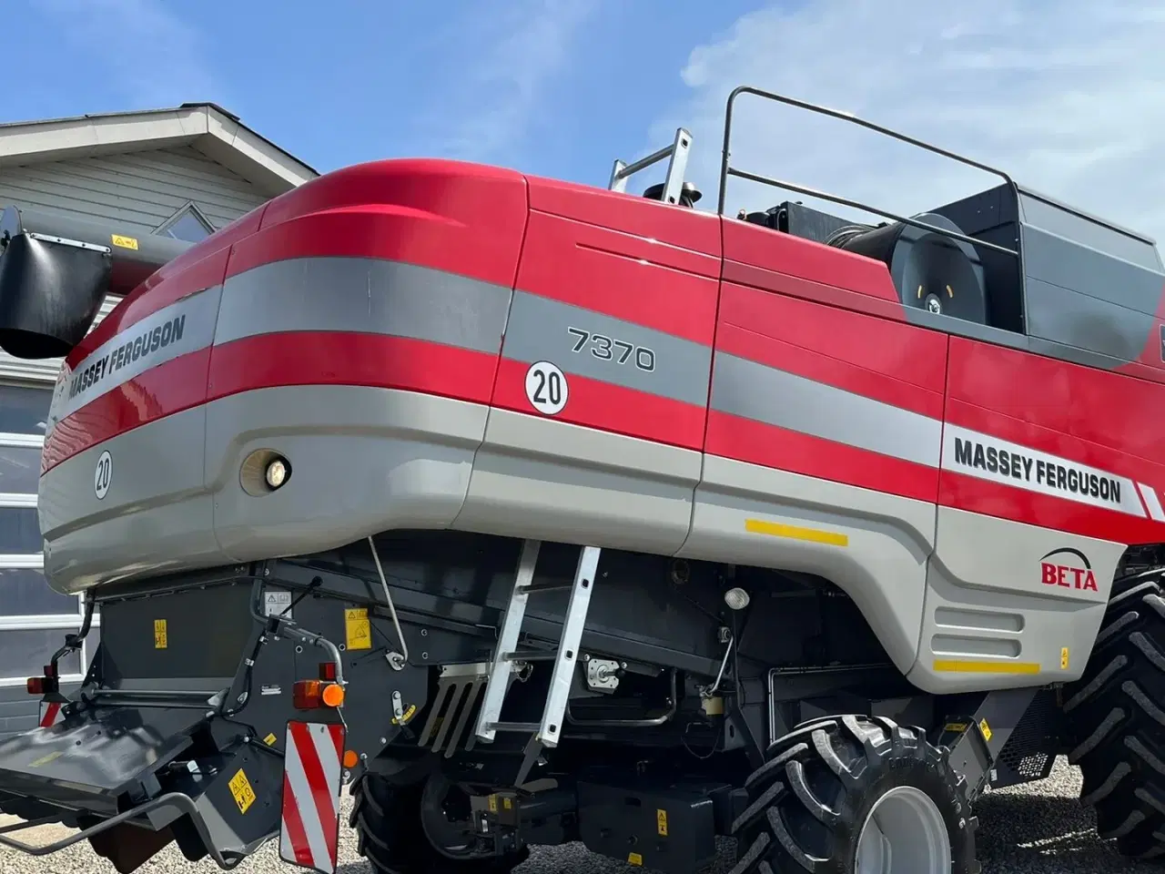 Billede 15 - Massey Ferguson 7370 BETA. Gårdmaskine med kun 1080 motortimer. Med 22fod powerflov skærebord