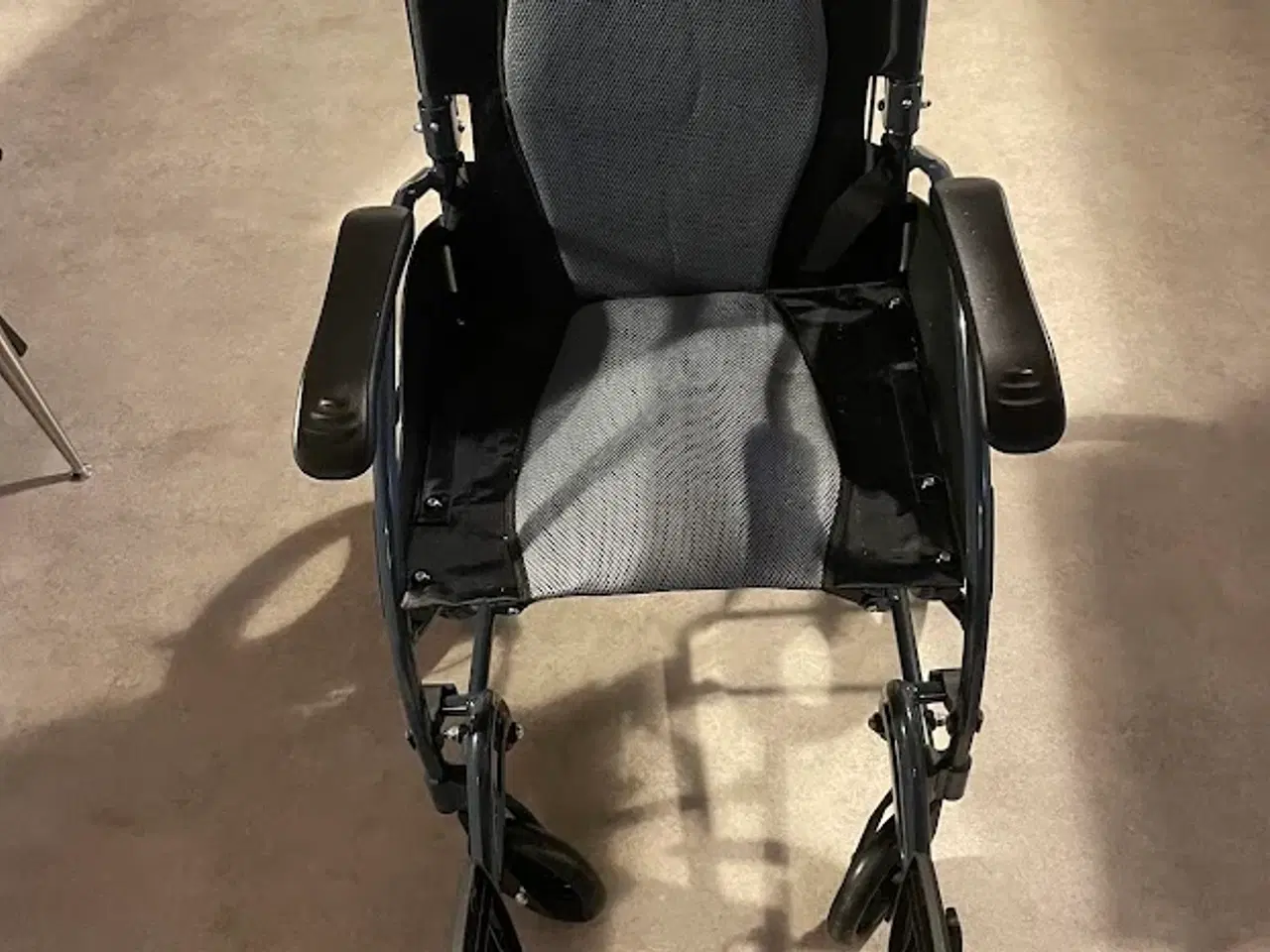 Billede 2 - Kørestol til brug in dørs