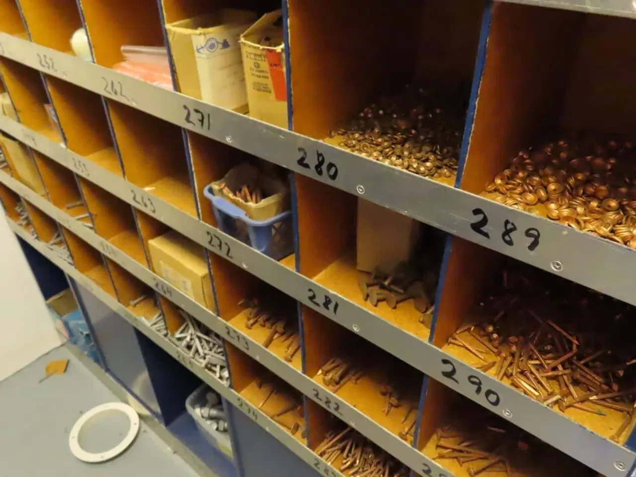 Billede 4 - Reol med indhold af diverse beslag, fittings mv.