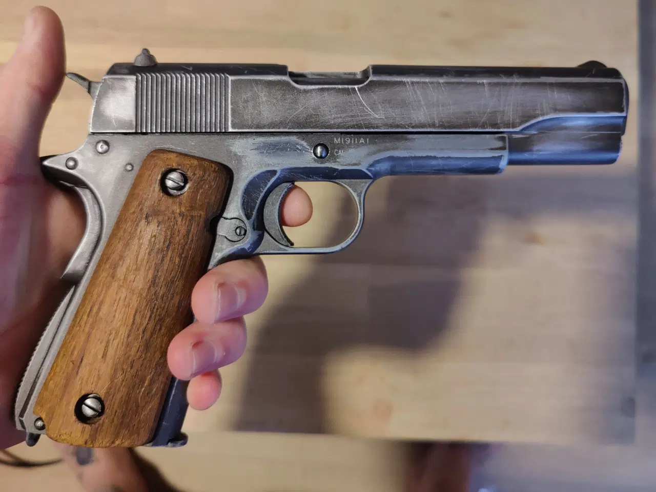 Billede 4 - Cybergun Colt 1911A1 100års jubilæums model.