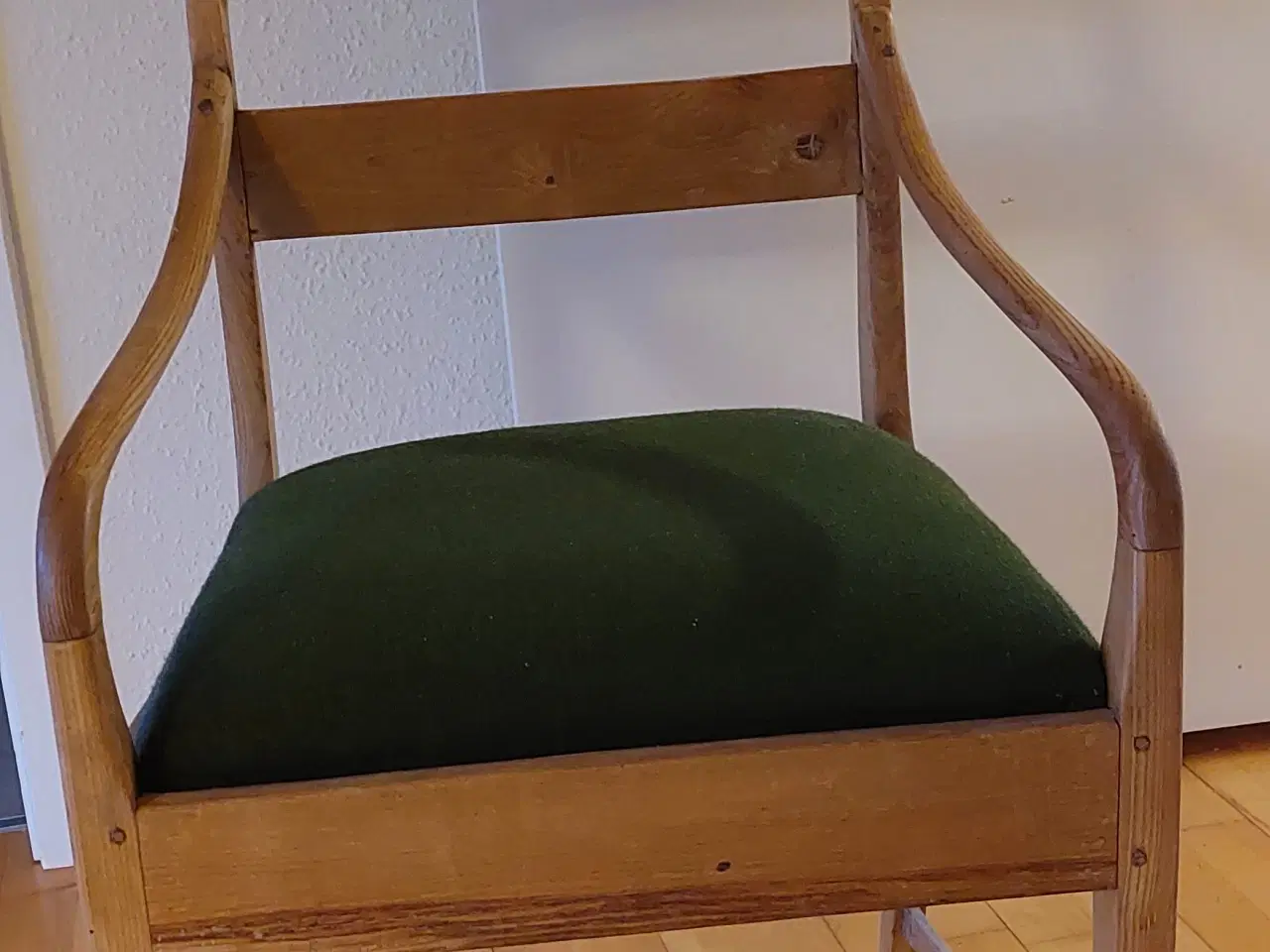 Billede 1 - Meget gammel stol fra Midtsjællandsk gård.