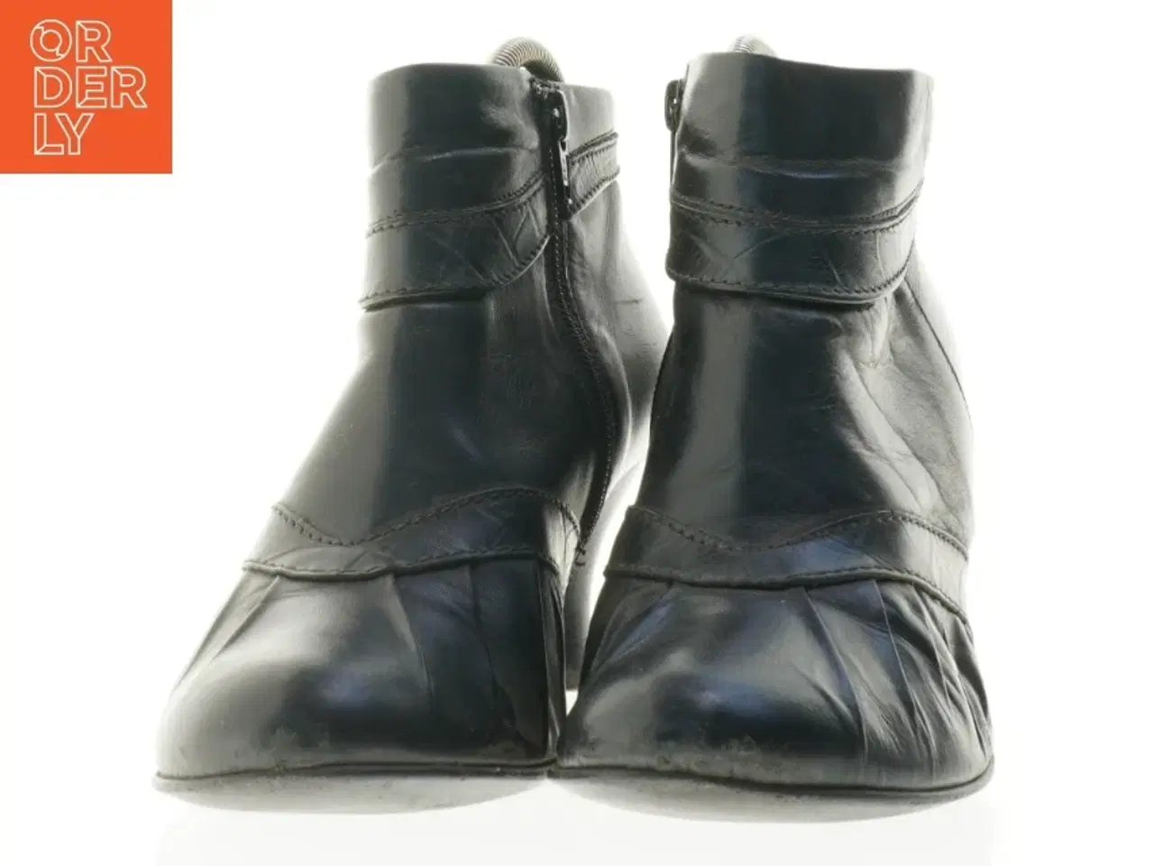 Billede 5 - Sort ankelstøvle med hæl (str. 39)