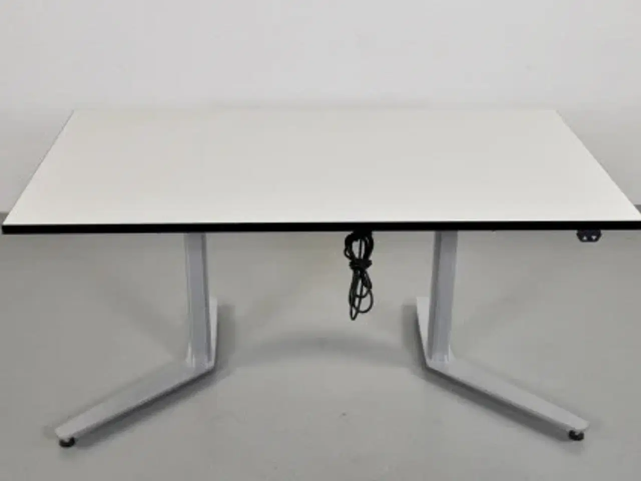 Billede 1 - Hæve-/sænkebord med ny hvid plade på alugrå stel