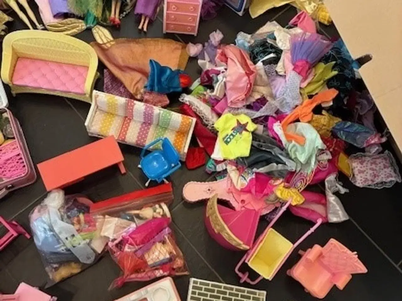Billede 4 - Barbie dukker og tilbehør - 2 store flyttekasser